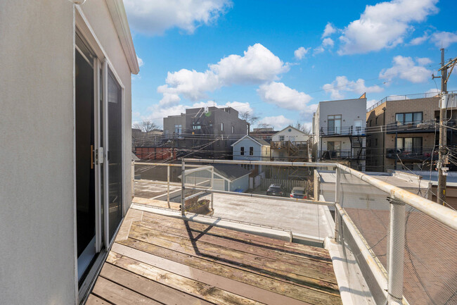 Building Photo - 1060 N Hermitage Ave