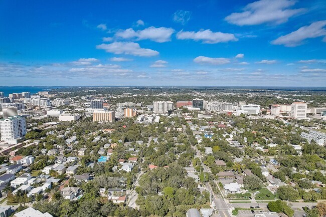 Building Photo - 2 Bed / 1 Bath Cozy Downtown Duplex Apartment