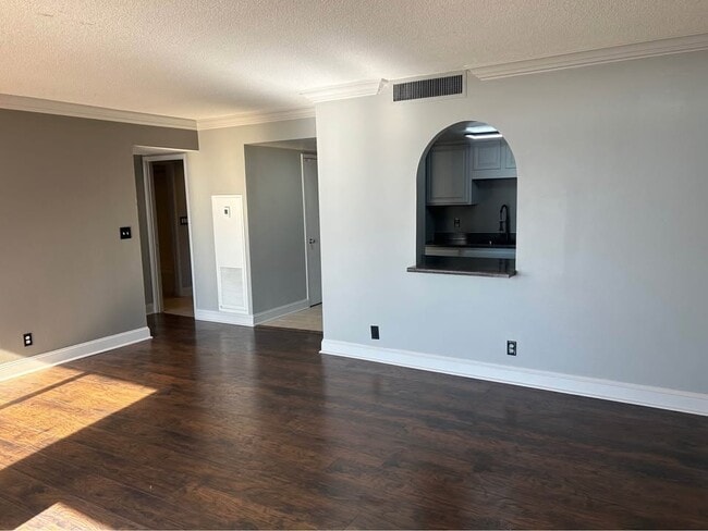 Building Photo - 410 W 7th St