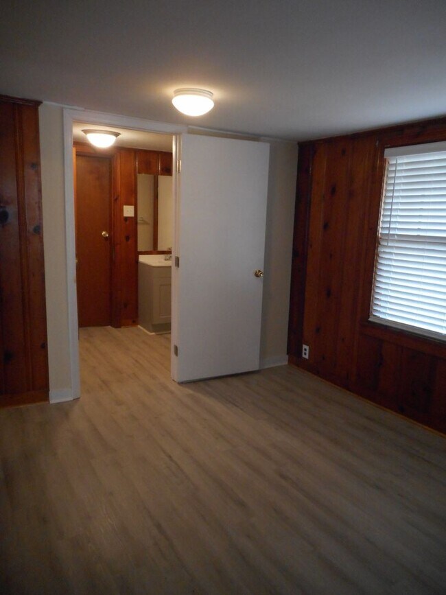 Building Photo - Charming 3-Bedroom, 1 Bathroom Ranch ***ON...