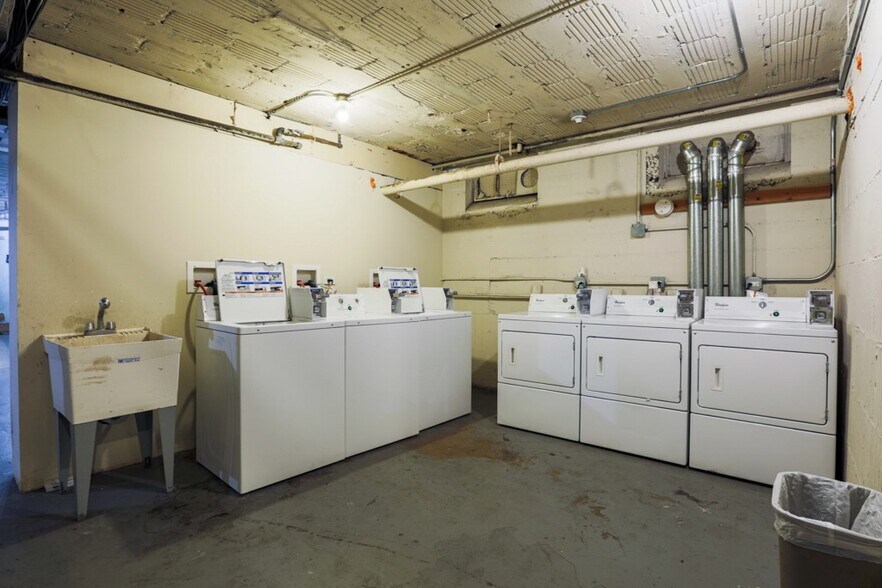 Building Photo - 511 W Belmont Ave