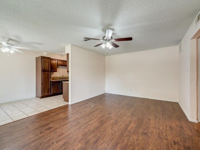 Building Photo - "Cute 3-Bed 2-Bath Townhome in Hurst!"