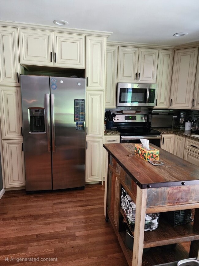 Building Photo - 3 bedrooms, 3 bath, 3 car garage