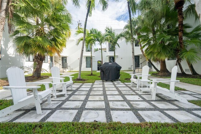 Building Photo - 1971 Bay Dr