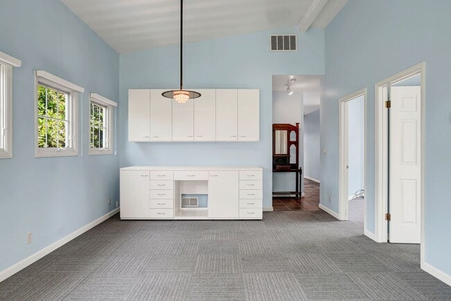 Building Photo - Spacious 4 bed, 2.5 Bath Home with Bonus Room and Pool in Palo Alto!