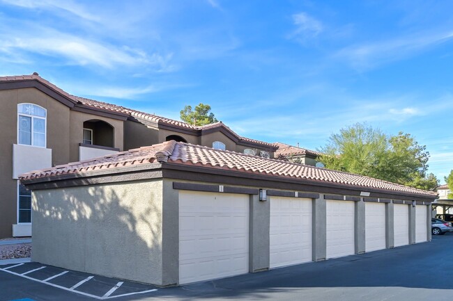 Building Photo - Guard Gated!!! Community Pool, Spa!!! Fitn...