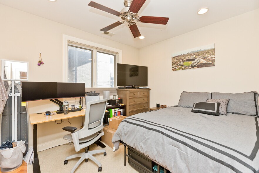 Building Photo - 2414 W Moffat St