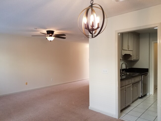 Building Photo - Quail Hollow - Beautiful Interior!