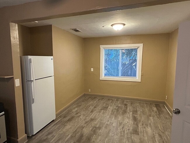 Building Photo - 4 bedroom 2 bath next to Chico State.