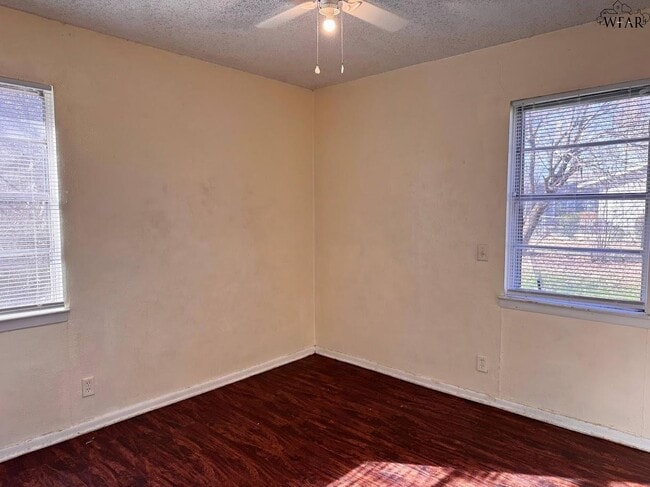 Building Photo - 1612 Phoenix Dr