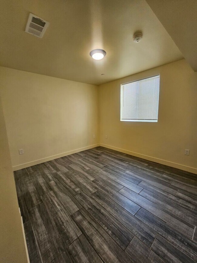 Building Photo - 1128 E 28th St
