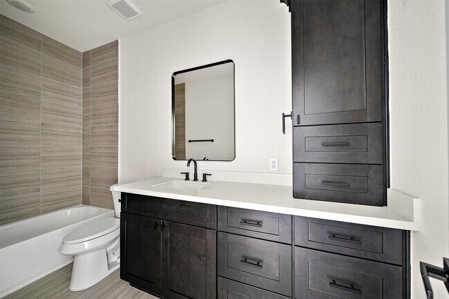 Building Photo - 2708 Nagle St