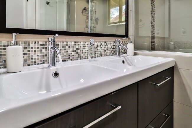 Building Photo - GORGEOUS REMODELED HOME WALKING DISTANCE T...