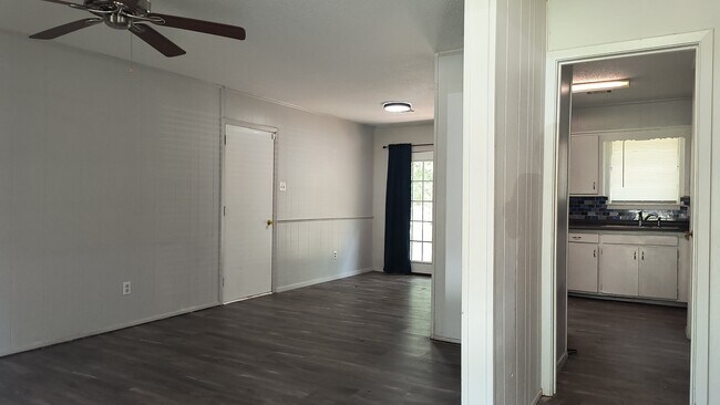 Building Photo - 2203 Crestwood Dr