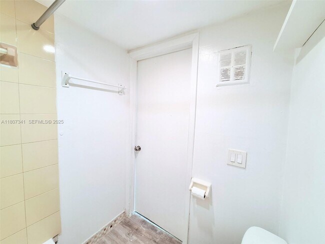 Building Photo - 2011 Bay Dr