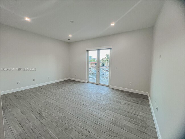 Building Photo - 3850 NE 168th St