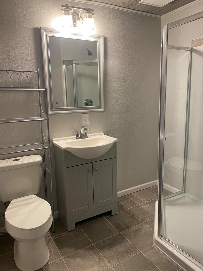 Building Photo - 4 bedroom - Dewhirst