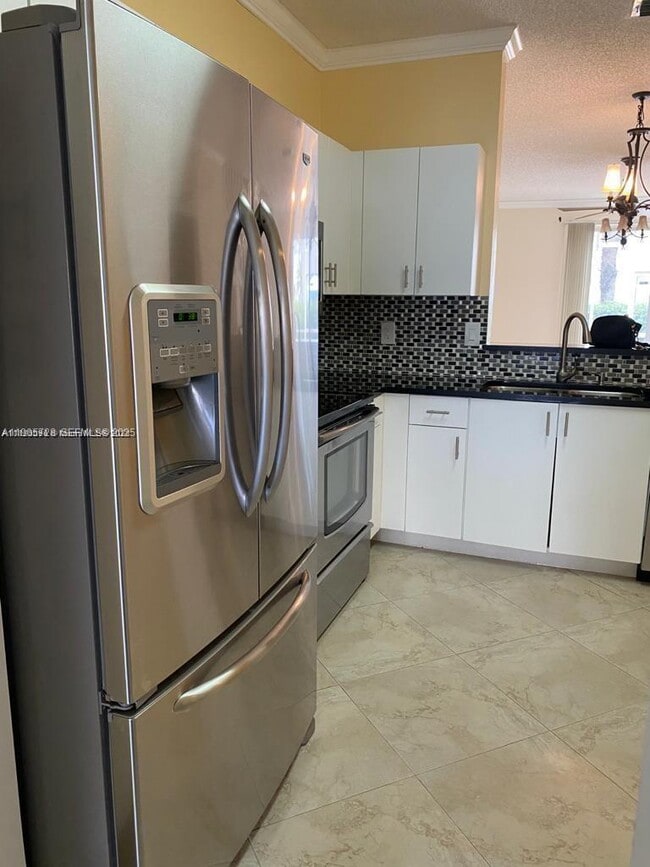 Building Photo - 2142 Madeira Dr