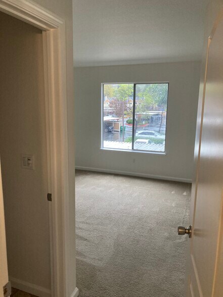 Building Photo - 100 Reflections Dr