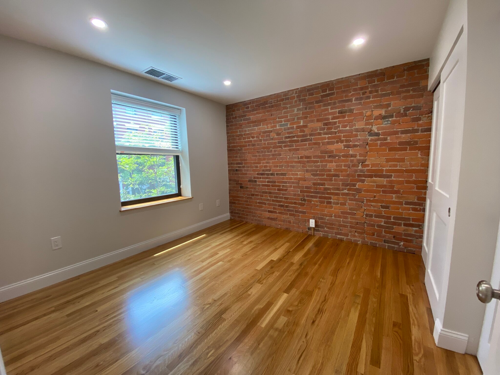 Building Photo - 95 Gainsborough St