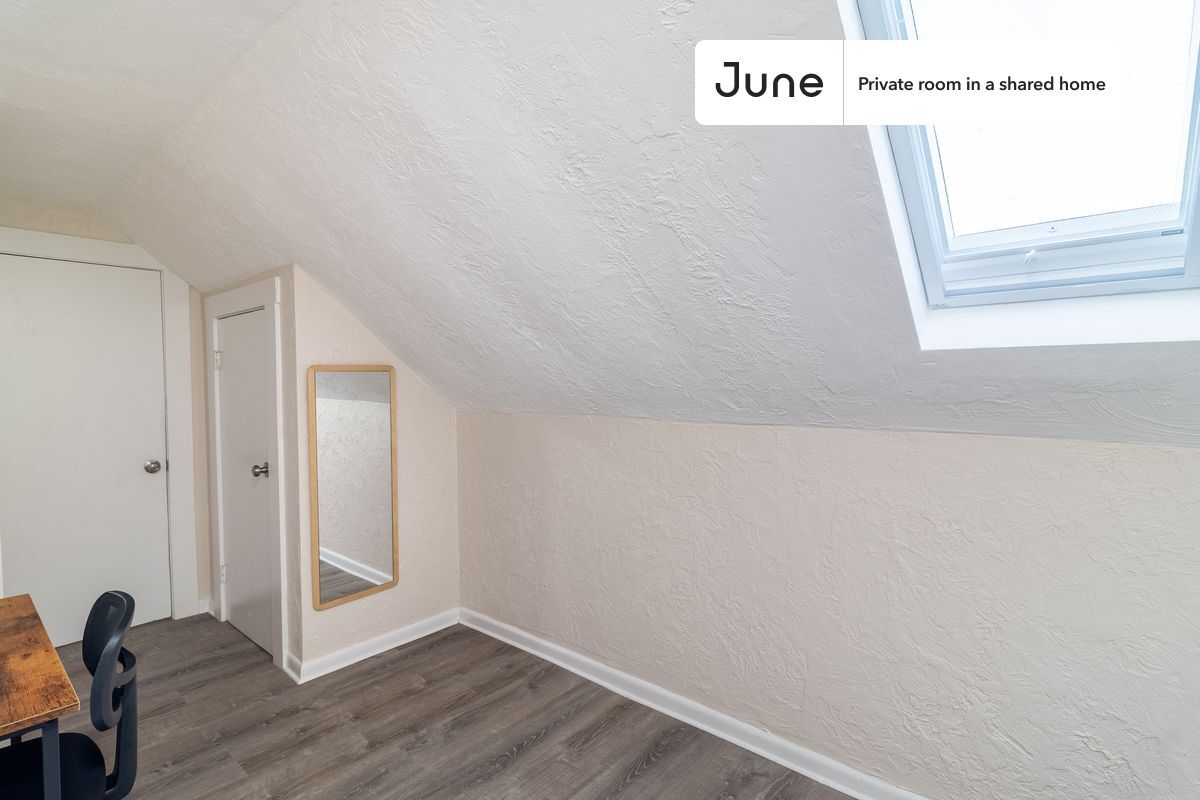 Building Photo - Room in Shared 6 bed/2 bath home