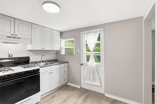 Building Photo - 424 Glenfield Rd