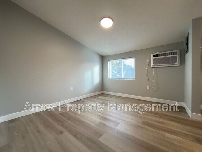 Building Photo - 877 N 26th St