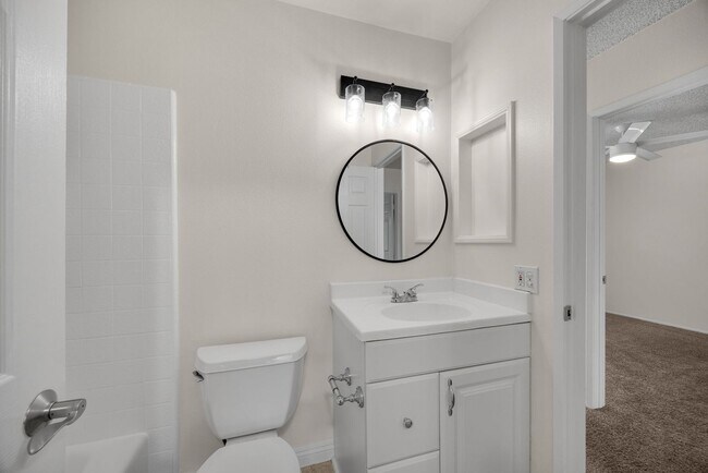 Building Photo - Newly updated 3 bed / 1.5 bath townhome in the desirable Sherwood Village