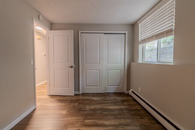 Building Photo - Spacious Dream Apartment — Right Where You...