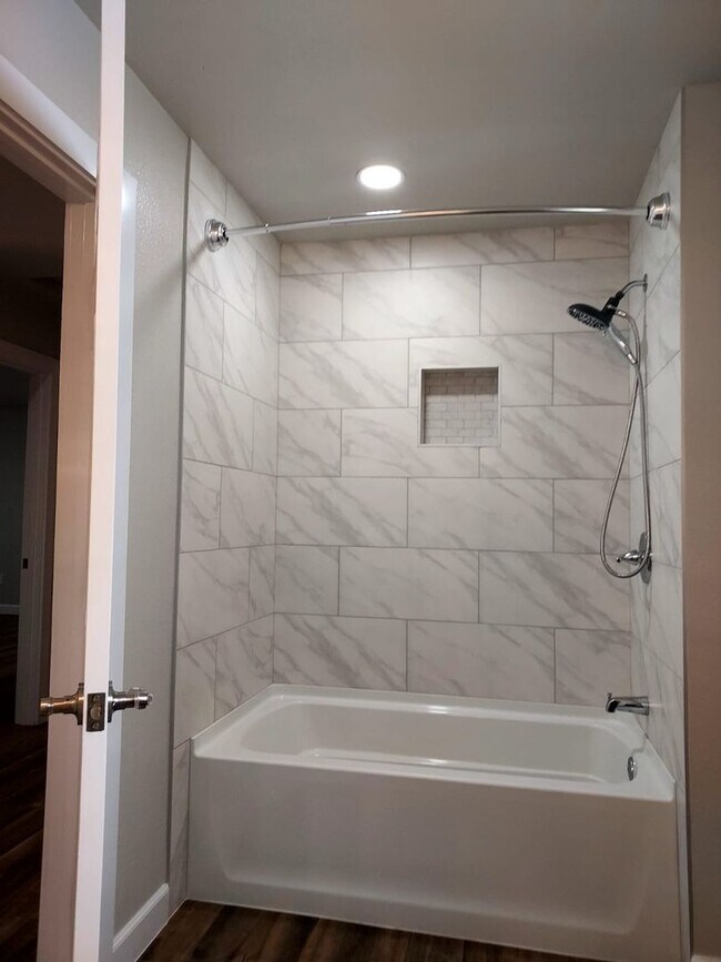 Building Photo - 2 Story Remodeled Single-Family Home in Po...