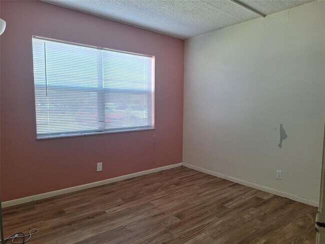 Building Photo - 10037 Winding Lake Rd