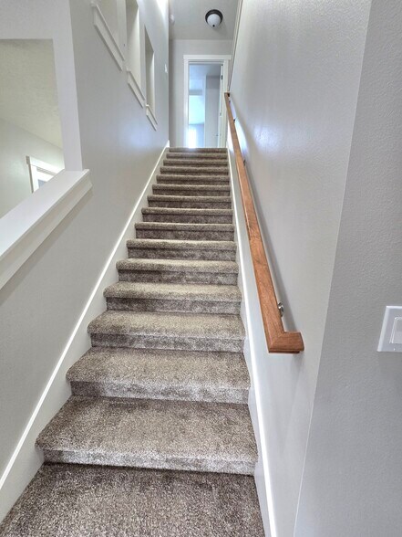 Building Photo - 591 W Kingsley St