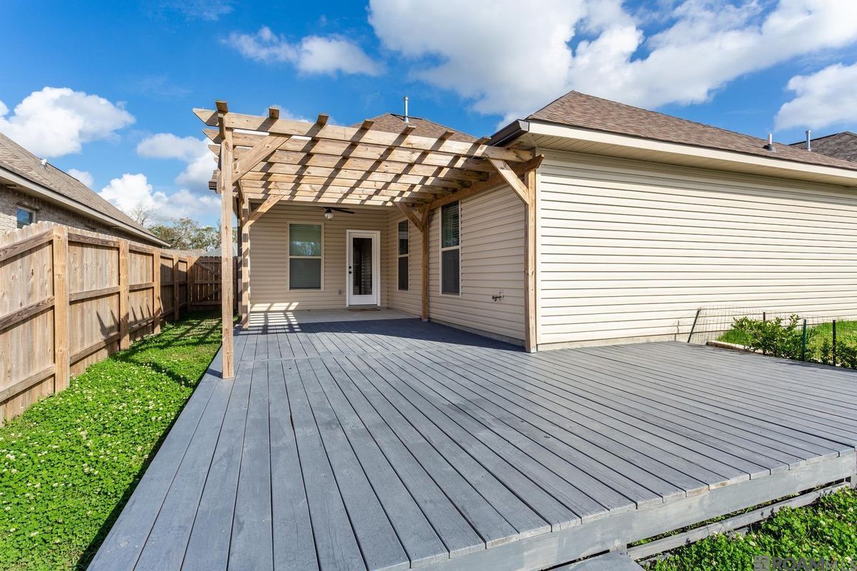 Building Photo - 6356 Lake Edge Dr