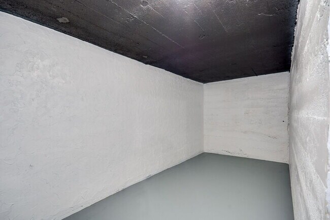 Building Photo - 2824 Dwight Ave