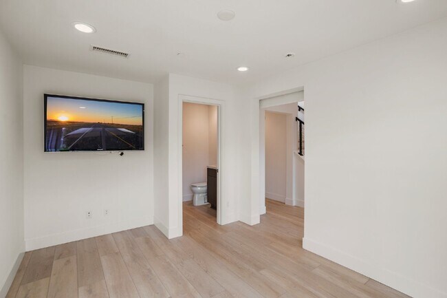 Building Photo - Contemporary luxury in a prime beachside l...