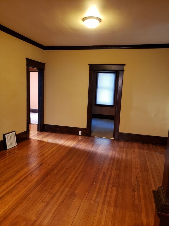 Building Photo - Beautiful 3 bedroom