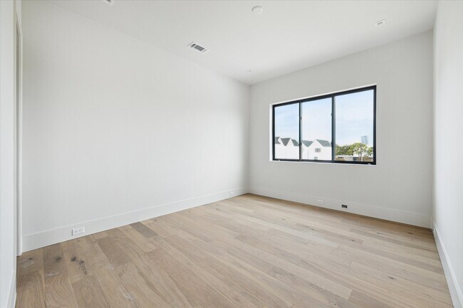 Building Photo - 1524 Welch St