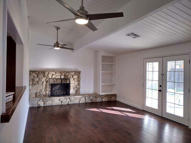 Building Photo - Large family home in Panorama area, near B...