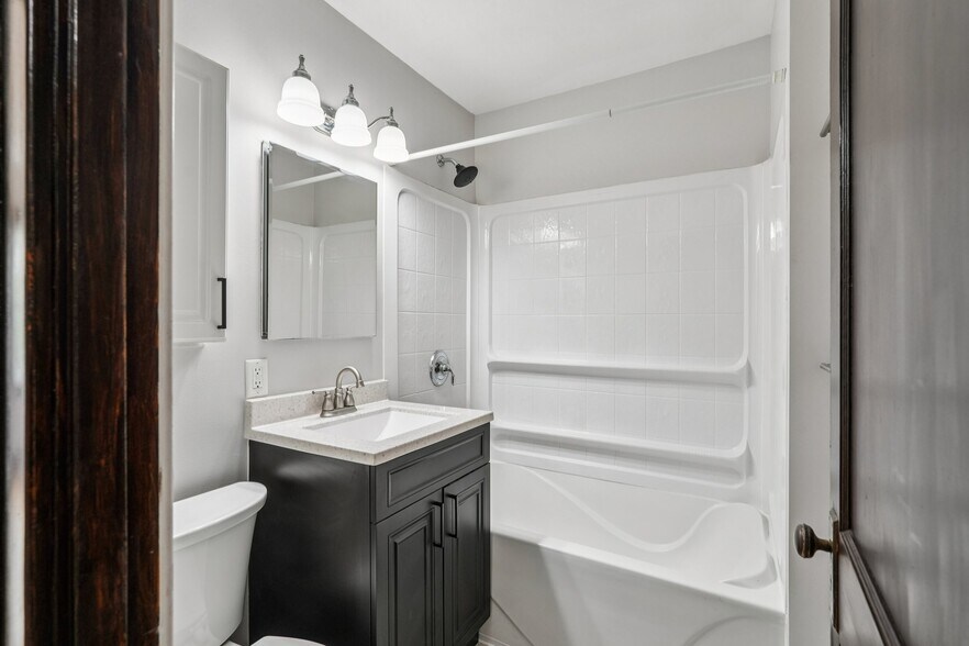 Full Bath - 1705 W Custer Ave