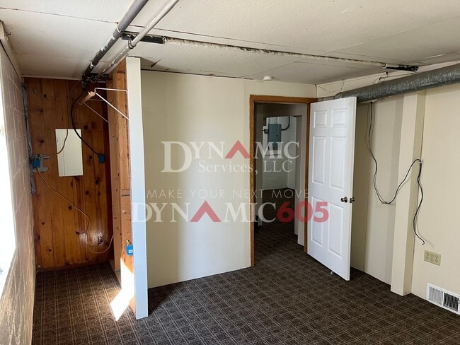 Building Photo - 4+ Bedroom, 2 Bath House with Garage and Fenced Backyard