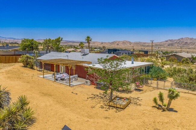 Building Photo - 3 Bedroom 1.5 Bath Modern Farmhouse near JT National Park * MOVE IN SPECIAL*