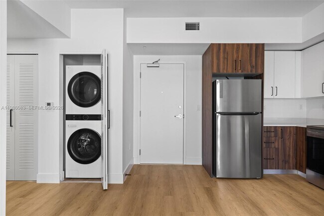 Building Photo - 2479 NE 192 St