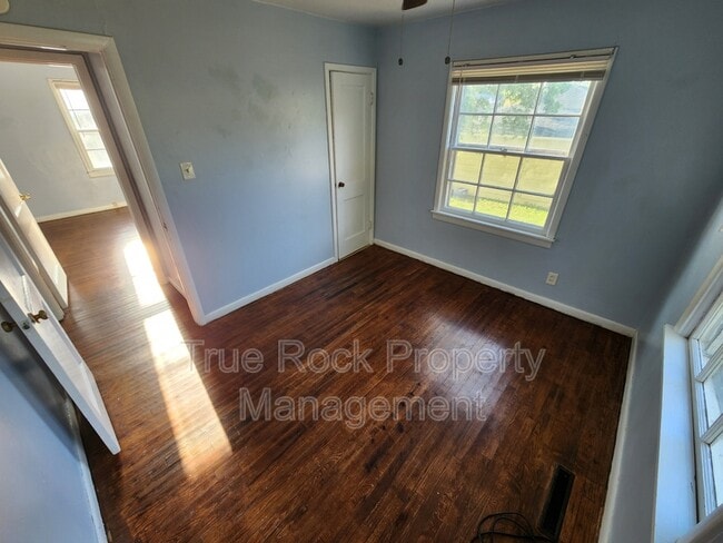 Building Photo - 1009 Hillside Dr