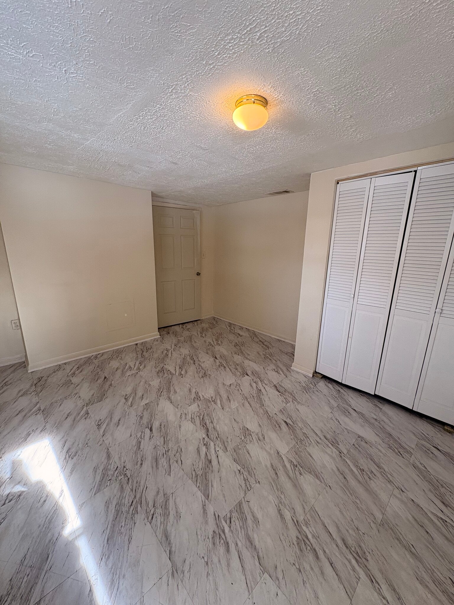 Building Photo - 910 Logwood Rd