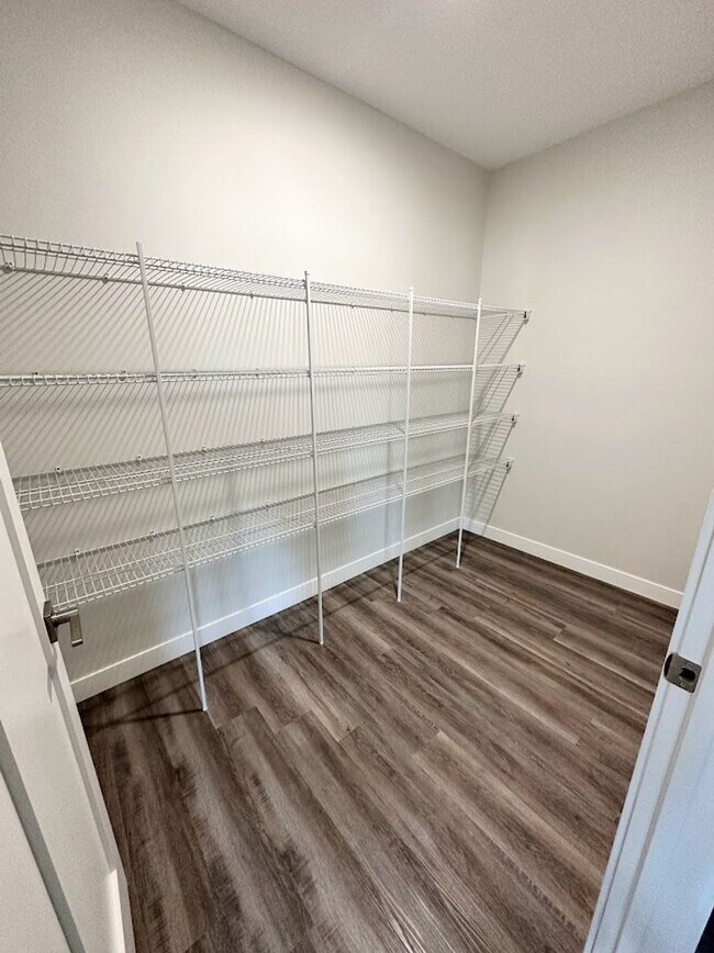Building Photo - LAKE VIEW- 3 Bedroom Condo