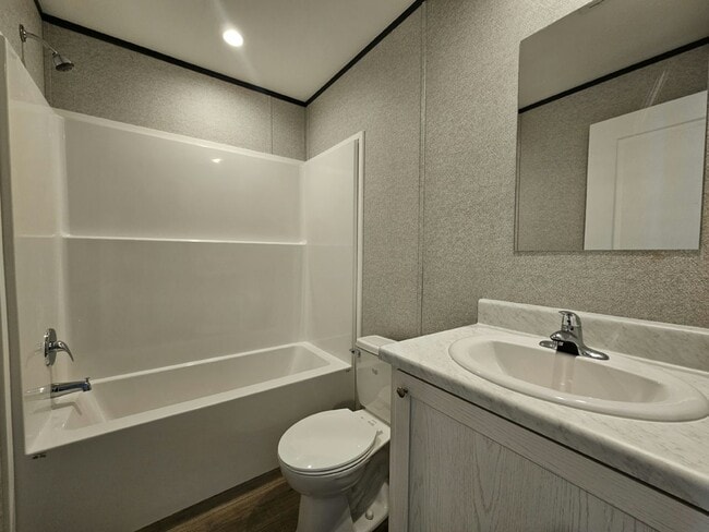 Building Photo - 553 Suwanee Dr