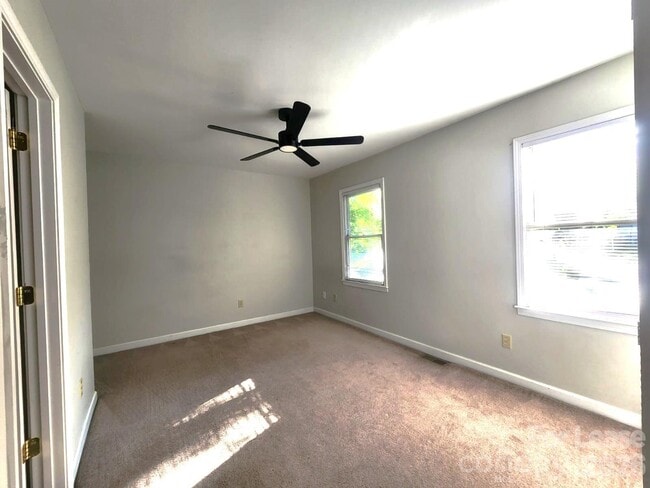 Building Photo - 3317 Windsor Dr
