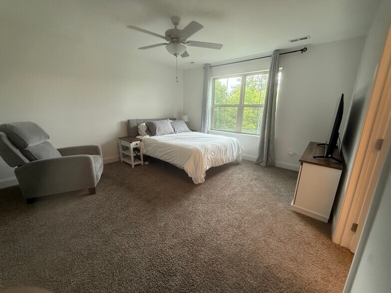 Spacious master bathroom - 1516 Mountain Quail Cir