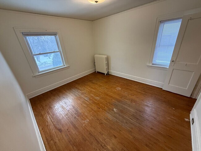 Building Photo - Duluth MN 6-Bedroom - 2-Bath - 2-Car Garage