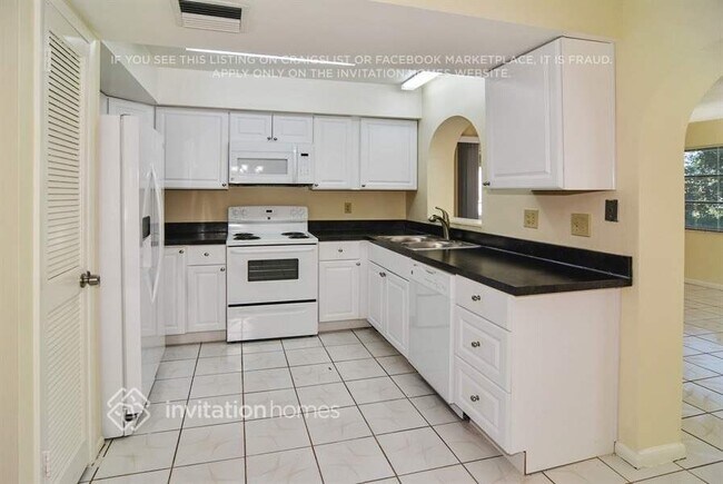 Building Photo - 801 SW Ivanhoe Dr